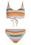 Gestreiftes Bikini-Set mit gebundenem Oberteil und passendem Unterteil. Die Farben umfassen Grün, Orange, Blau und Gelb mit einer glitzernden Textur.