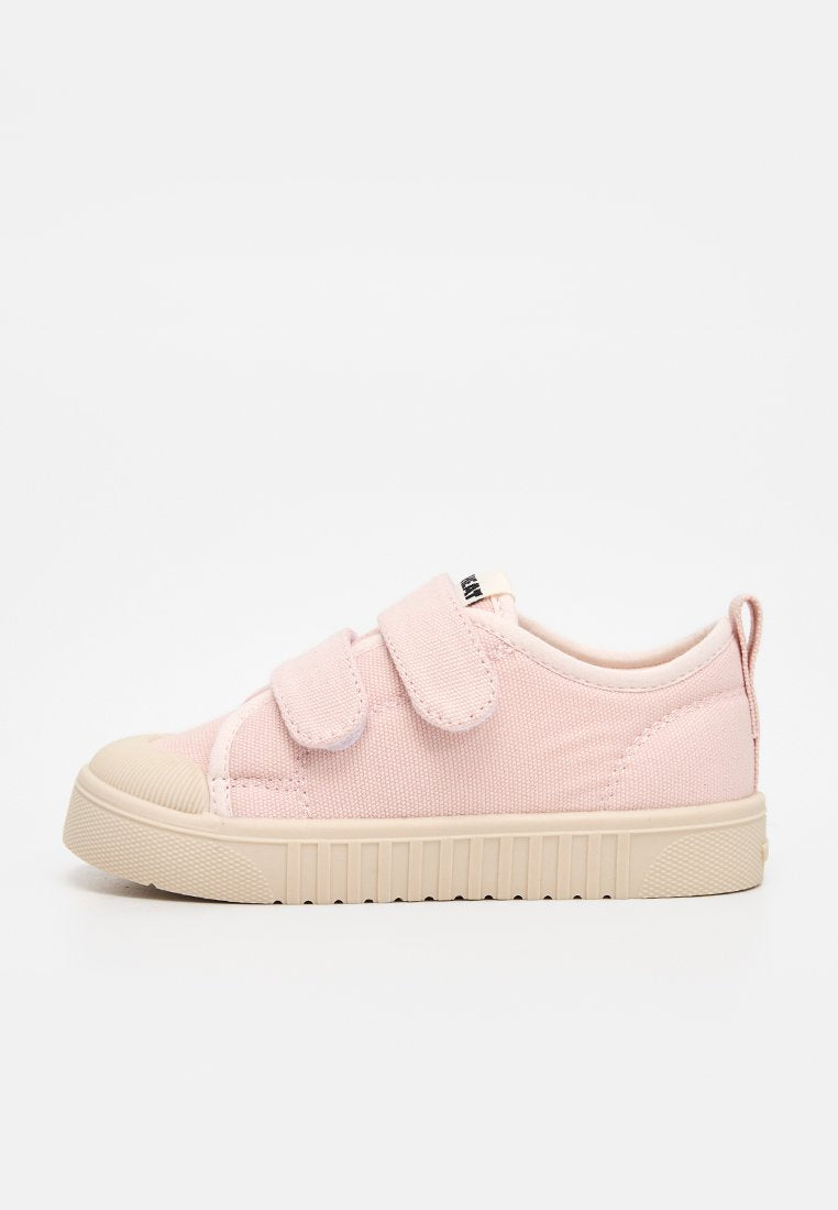 Hellrosa Leinwand-Kindersneaker mit beiger Gummisohle und zwei verstellbaren Klettverschlüssen, Seitenansicht auf weißem Hintergrund.