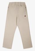 Beige Sweatpants mit elastischem Bund, seitlichen Taschen und einem kleinen roten Logo auf dem linken Oberschenkel. Glattes Gewebe und gerader Schnitt.
