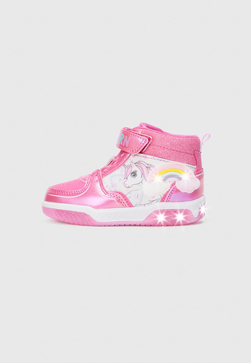 Rosa High-Top-Sneaker mit glänzender Oberfläche, featuring ein Einhorn-Design, Regenbogen-Details und einem Klettverschluss zum Schließen. Leichtes Design.