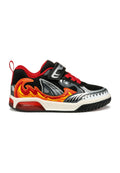 Schwarzer Sneaker mit roten Akzenten, Flammendesign und silbernem Haifischmotiv. Mit Mesh-Obermaterial, gepolstertem Kragen und Riemenverschluss. Durchsichtige Gummisohle.