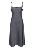 Ärmelloses Kleid aus einem grauen, zerknitterten Stoff. Verfügt über dünne Träger und eine lockere, ausgestellte Silhouette, die knapp oberhalb des Knies endet.