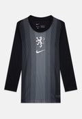 Langärmliges schwarzes Trikot mit grauen vertikalen Streifen, das ein zentrales Löwenemblem und das Nike-Logo zeigt. Hergestellt aus feuchtigkeitsableitendem Material.