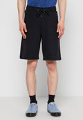 Schwarze Baumwollshorts mit elastischem Bund und Kordelzug. Glatte Textur, knielang, mit Seitentaschen und sauberen Nähdetails.