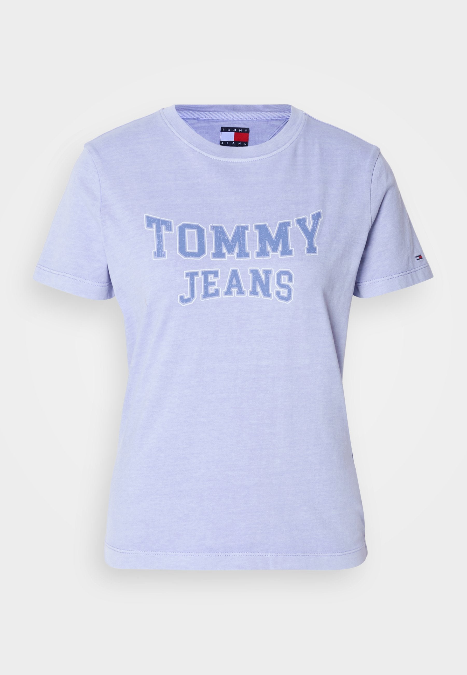 Fliederfarbenes Baumwoll-T-Shirt mit "TOMMY JEANS" in fetten, weißen Buchstaben. Kurzärmlig, Rundhalsausschnitt und kleines Markenlogo am Ärmel.