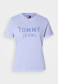 Fliederfarbenes Baumwoll-T-Shirt mit "TOMMY JEANS" in fetten, weißen Buchstaben. Kurzärmlig, Rundhalsausschnitt und kleines Markenlogo am Ärmel.