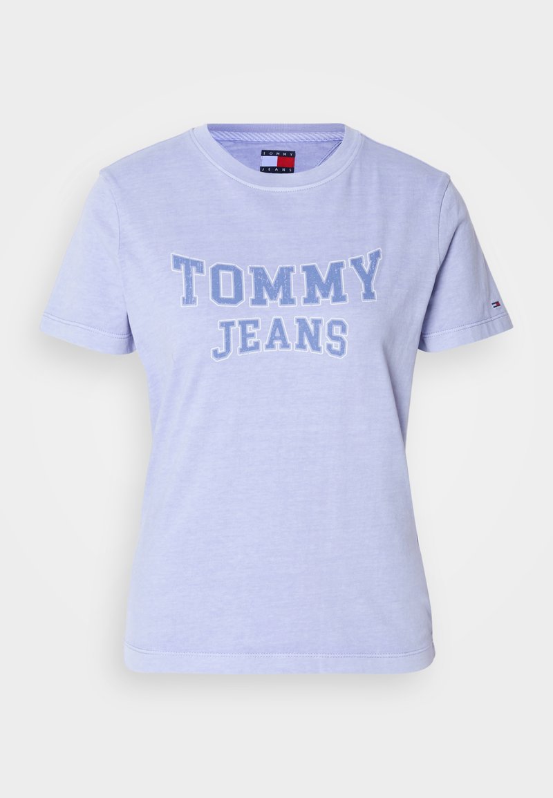Fliederfarbenes Baumwoll-T-Shirt mit "TOMMY JEANS" in fetten, weißen Buchstaben. Kurzärmlig, Rundhalsausschnitt und kleines Markenlogo am Ärmel.