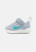 Graue Sneaker mit Obermaterial aus Mesh und Synthetik, türkisfarbenem Nike-Swoosh, Klettverschluss und weißer Gummisohle mit strukturiertem Muster.