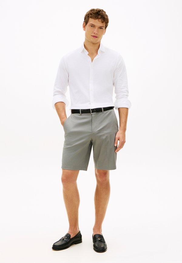Tommy Hilfiger BROOKLYN SATIN SLIM CHINO SHORTS - Shorts - hydrogen grey