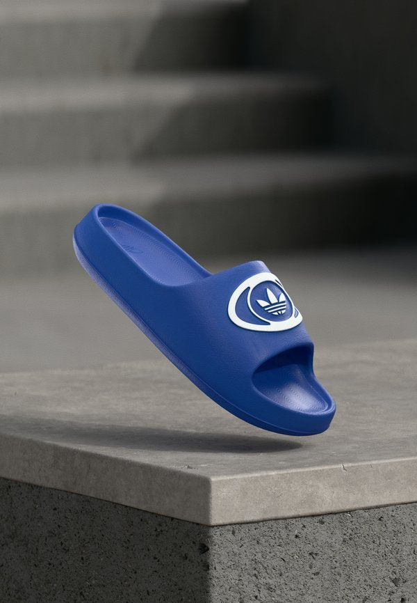 adidas Originals ADILETTE 00S UNISEX - Mules - team royal blue/footwear white