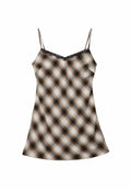 Karierter Camisole mit dünnen, verstellbaren Trägern. Verfügt über eine Spitzenborte entlang des Halsausschnitts. Farbpalette umfasst Brauntöne, Cremetöne und Blautöne.