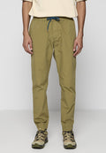 Khaki leichte Hose mit elastischem Bund, blauer Kordel und schmaler geschnittenen Beinen, kombiniert mit beigen Schuhen für einen Outdoor-Look.