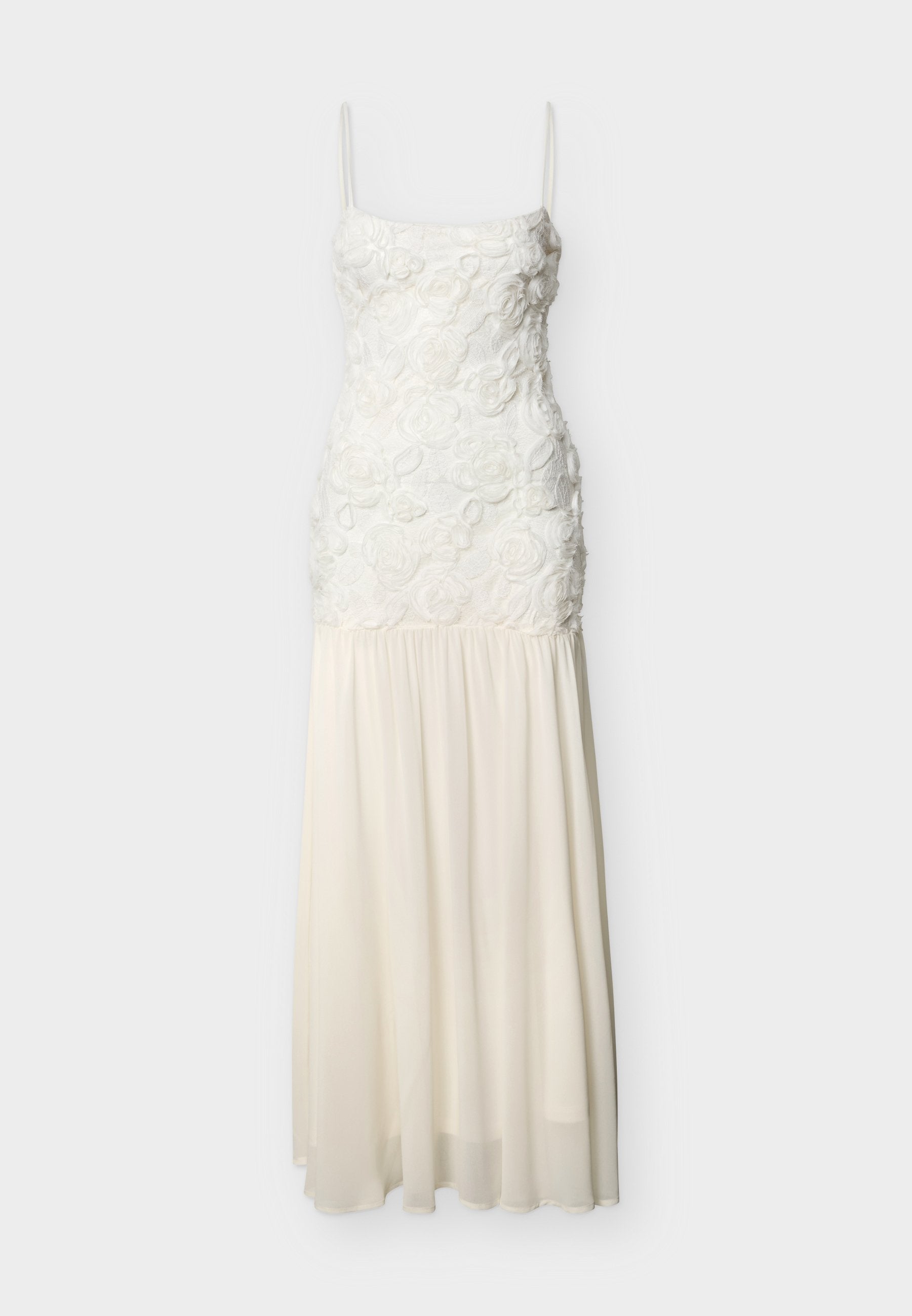 Weißes, ärmelloses Maxikleid mit floraler, strukturierter Korsage und fließendem Chiffonrock vor einfachem Hintergrund.