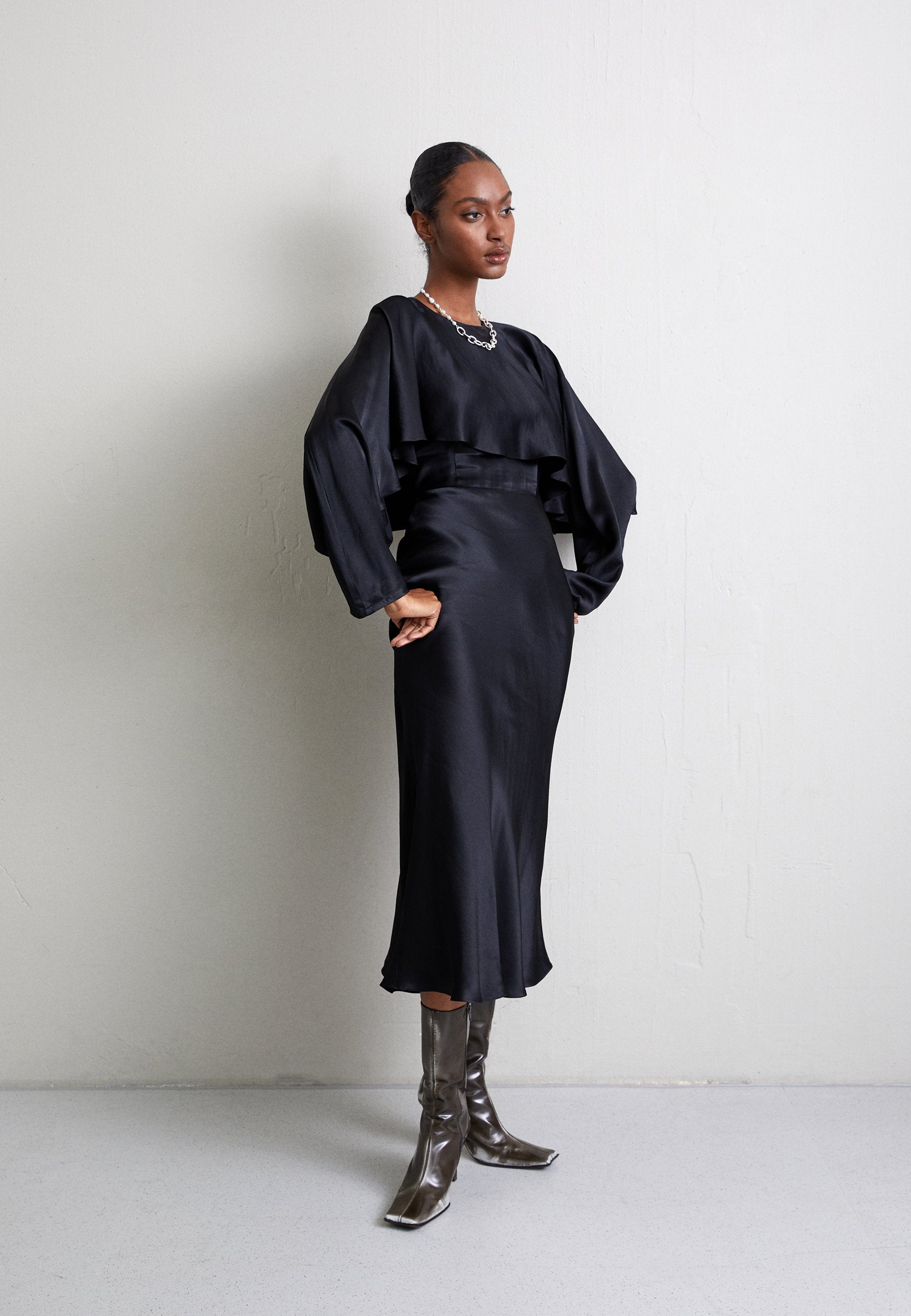 Materiel CAPE TOP DRAPED DRESS