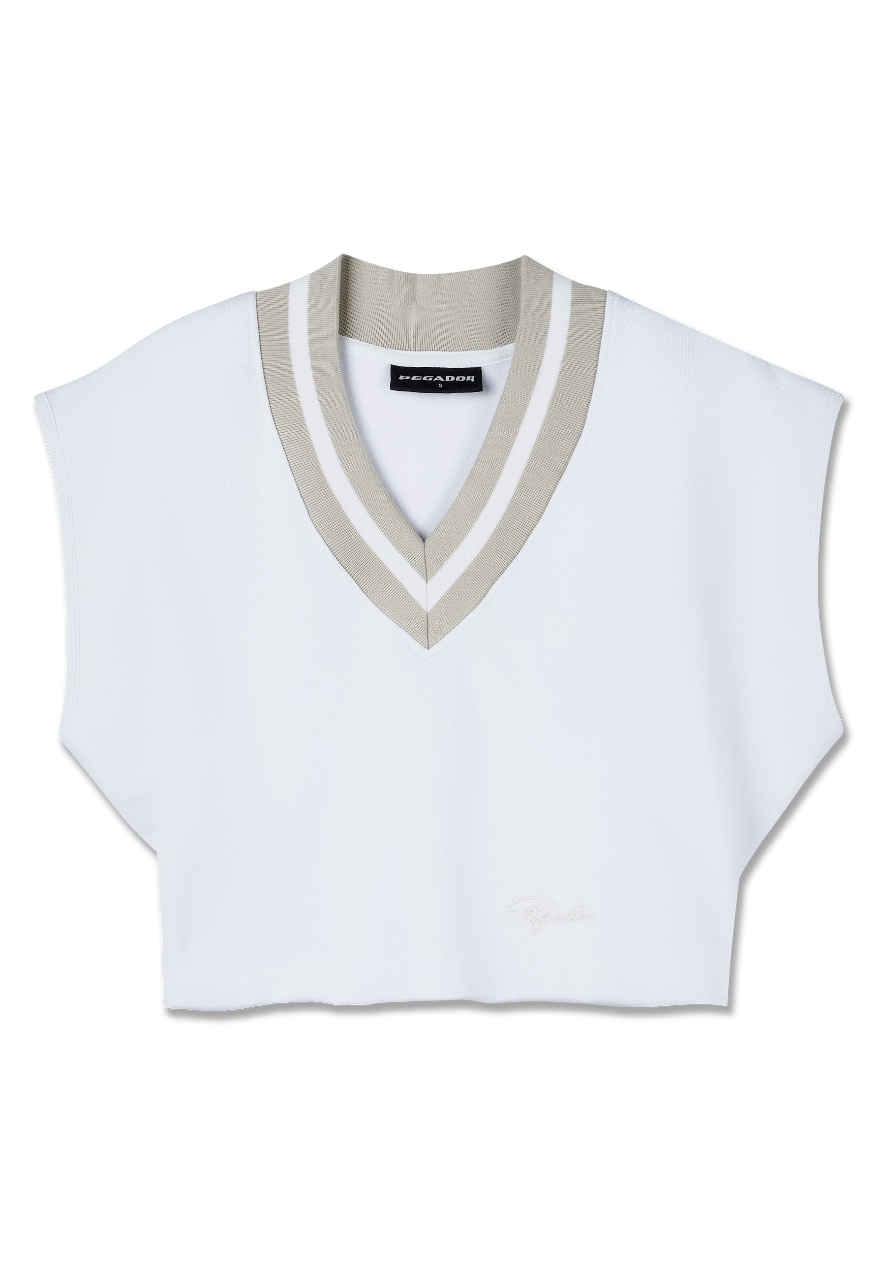 Weißes Cropped-Top mit weiten Ärmeln, ausgestattet mit einem V-Ausschnitt und beigem sowie weißem gestreiften Rippbündchen sowie einem gestickten Logo am Saum.