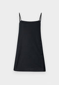 Schwarzes Spaghettiträgerkleid mit geradem Schnitt, ausgestattet mit einer seitlichen Knopfdetails und aus leichtem Stoff gefertigt. Keine Muster oder Akzente.