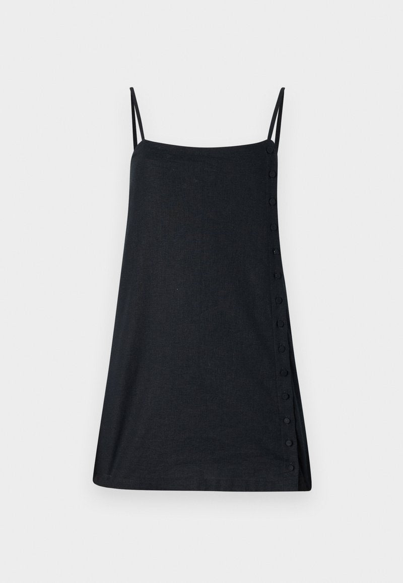 Schwarzes Spaghettiträgerkleid mit geradem Schnitt, ausgestattet mit einer seitlichen Knopfdetails und aus leichtem Stoff gefertigt. Keine Muster oder Akzente.
