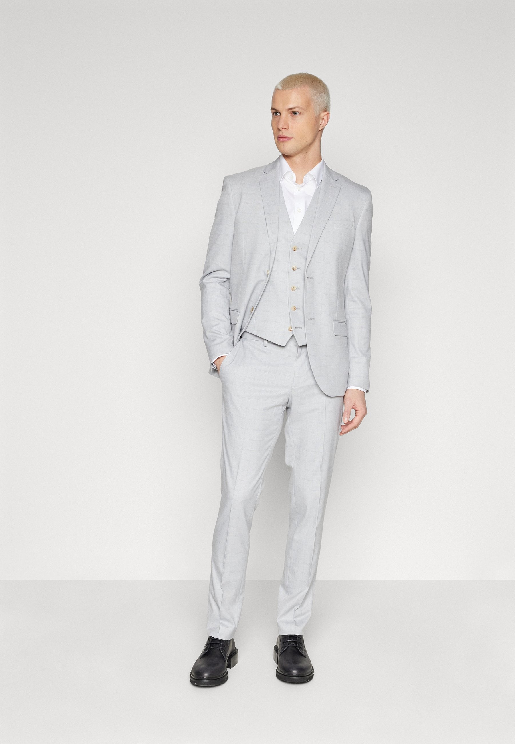 Isaac Dewhirst THE FASHION NOTCH SUIT SET