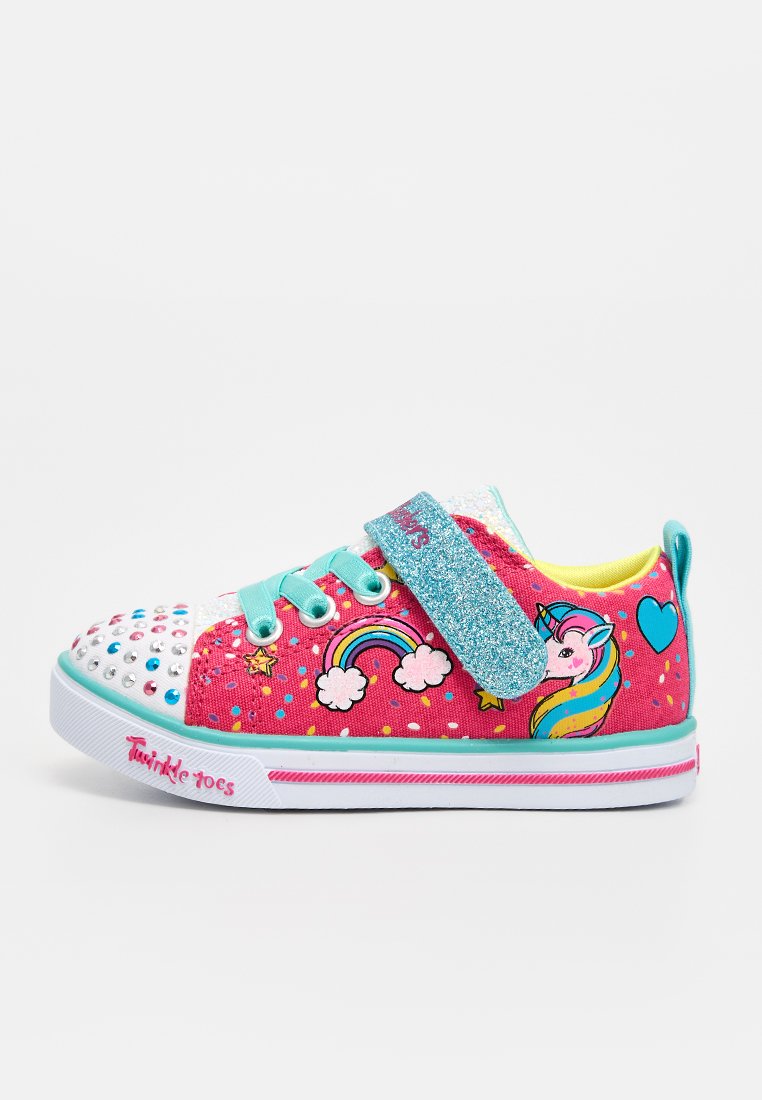 Pinker Kindersneaker mit blauem Glitzerriemen, Regenbogen- und Einhornmotiv, mehrfarbigen Strasssteinen an der Spitze und aquablauen Schnürsenkeln.