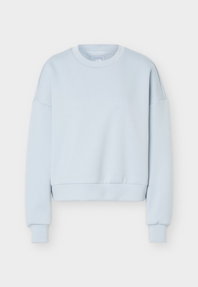 Hellblaues Sweatshirt mit Rundhalsausschnitt, langen Ärmeln und gerippten Bündchen und Saum, flach auf weißem Hintergrund liegend.