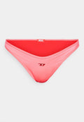 Rosa Bikini-Unterteil mit glatter Textur, das mit einem kontrastierenden roten Innenfutter versehen ist. Mit einem kleinen "D"-Logo auf dem vorderen Bund akzentuiert.