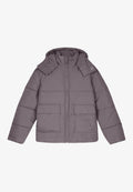 Puffjacke aus hellgrauem Stoff, mit Reißverschluss vorne, Kapuze, zwei großen Fronttaschen und gestepptem Design für zusätzlichen Textur.