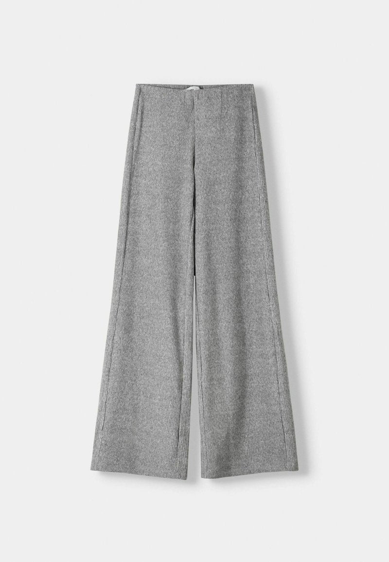 Graue gerippte weite Hosen mit glatter Textur, geradem Schnitt, klaren Linien und ohne sichtbare Hardware oder Verzierungen.