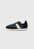 Marineblaue Wildleder-Sneaker mit einem cremefarbenen Streifen, strukturierten Schnürsenkeln und einem blauen Akzent an der Sohle. Retro-Design mit abgerundeter Form und griffigem Profil.