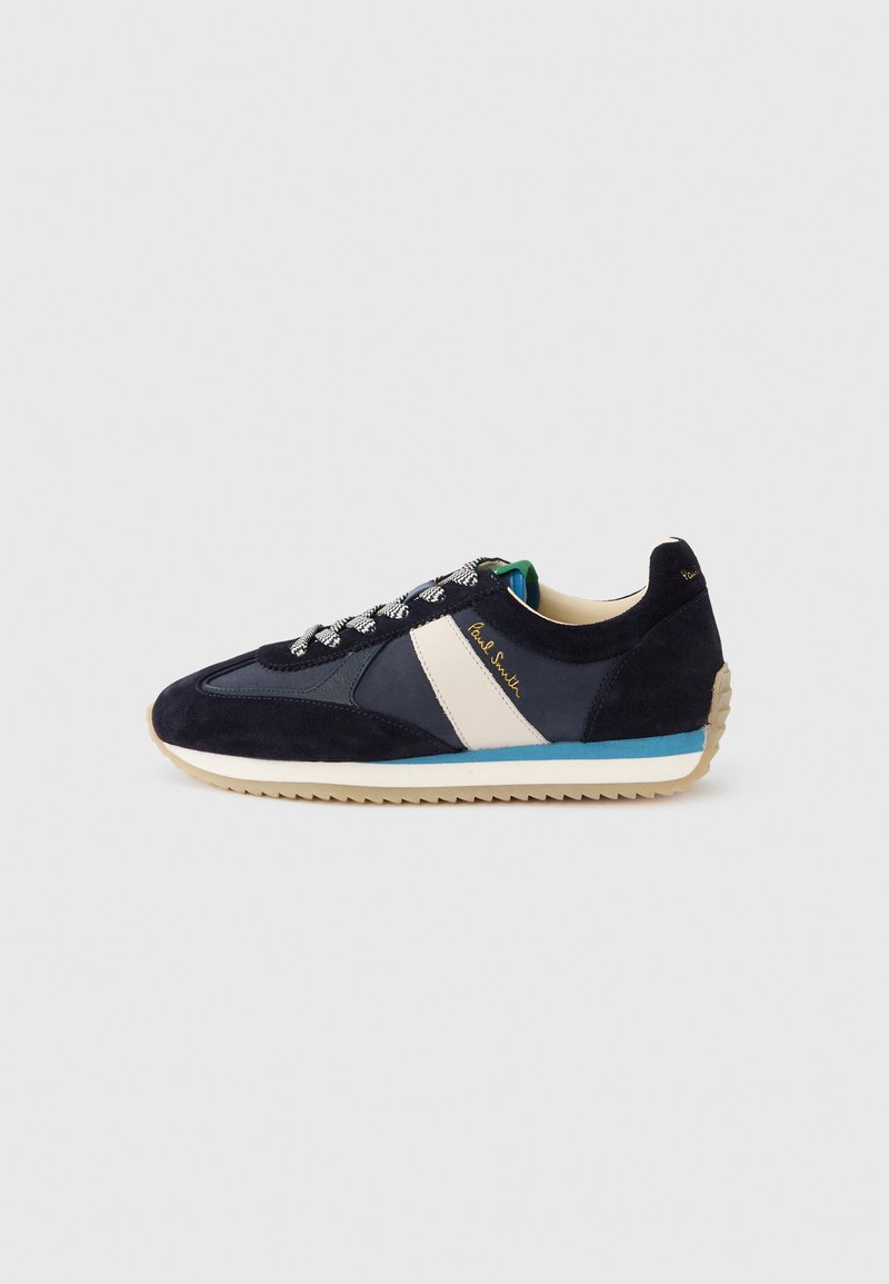 Marineblaue Wildleder-Sneaker mit einem cremefarbenen Streifen, strukturierten Schnürsenkeln und einem blauen Akzent an der Sohle. Retro-Design mit abgerundeter Form und griffigem Profil.