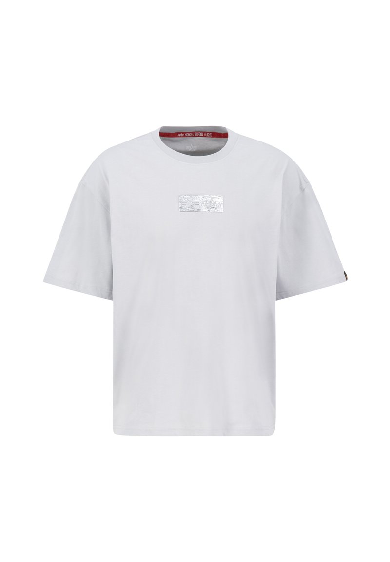 Graues Baumwoll-T-Shirt mit Rundhalsausschnitt, lockerer Passform, kurzen Ärmeln und einem metallisch silbernen rechteckigen Logo auf der Vorderseite.