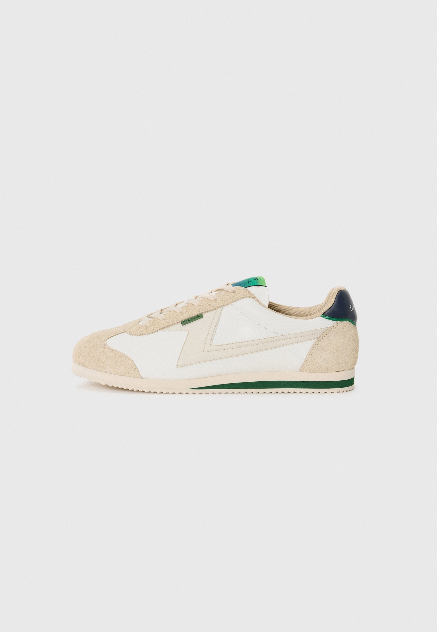 Sneaker mit einem Obermaterial aus weißem Stoff, beigen Wildlederelementen, einem grünen Fersenpatch und einer strukturierten Gummisohle im klassischen Low-Top-Design.