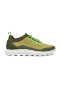 Grüne und beige Sportschuhe aus Mesh und synthetischen Materialien, mit einem strukturierten Obermaterial, elastischen Schnürsenkeln und einer weißen Sohle mit Rillen.