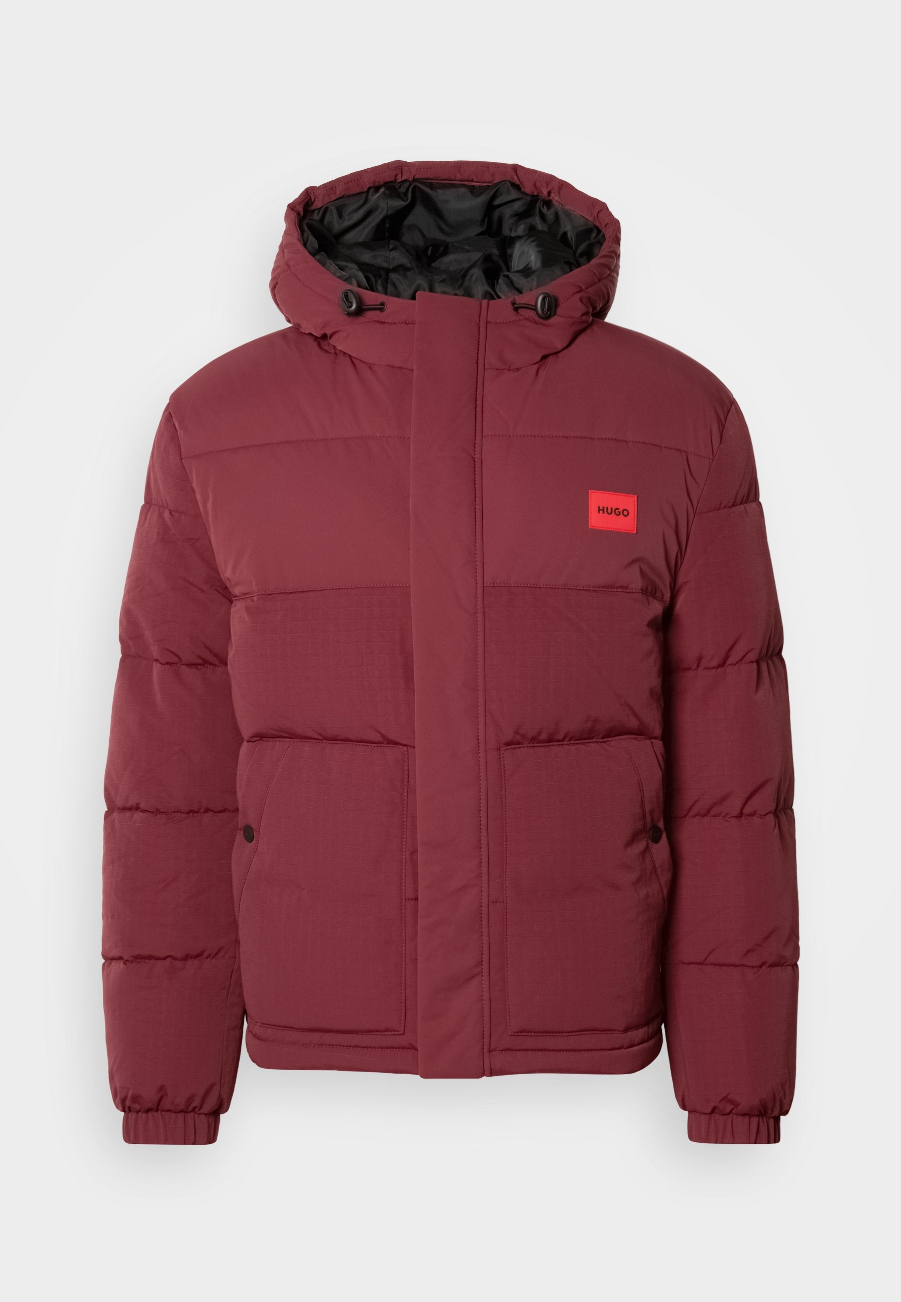 Bordeauxfarbene gepolsterte Winterjacke mit Kapuze, vorderen Taschen mit Knöpfen, elastischen Bündchen und einem kleinen roten HUGO-Logo-Patch auf der Brust.