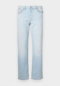 Helles blaues Jeans mit geradem Schnitt, leicht zerrissen, fünf Taschen und einem Knopfverschluss.