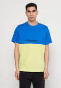 Blau und gelb farblich abgeblocktes T-Shirt mit Rundhalsausschnitt, kurzen Ärmeln und schwarzem "O'Neill"-Logo in der Mitte. Aus Baumwollmaterial.