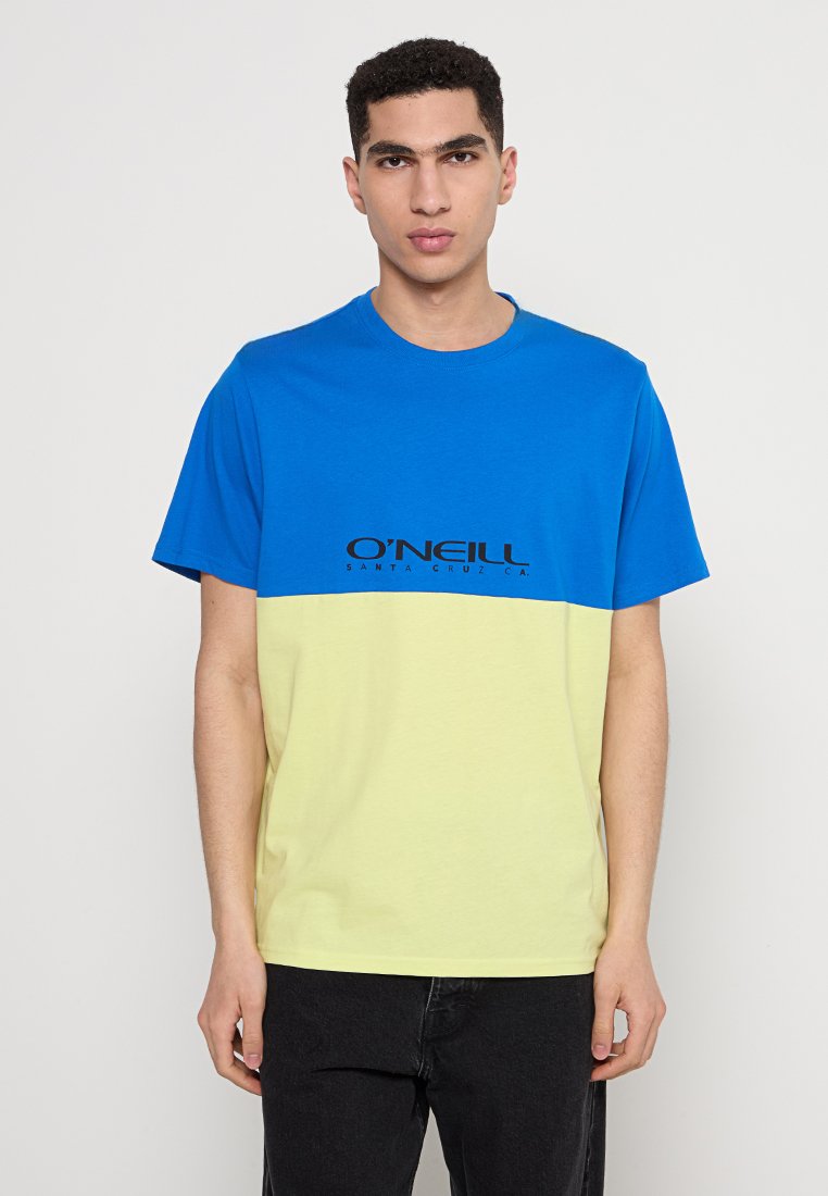 Blau und gelb farblich abgeblocktes T-Shirt mit Rundhalsausschnitt, kurzen Ärmeln und schwarzem "O'Neill"-Logo in der Mitte. Aus Baumwollmaterial.