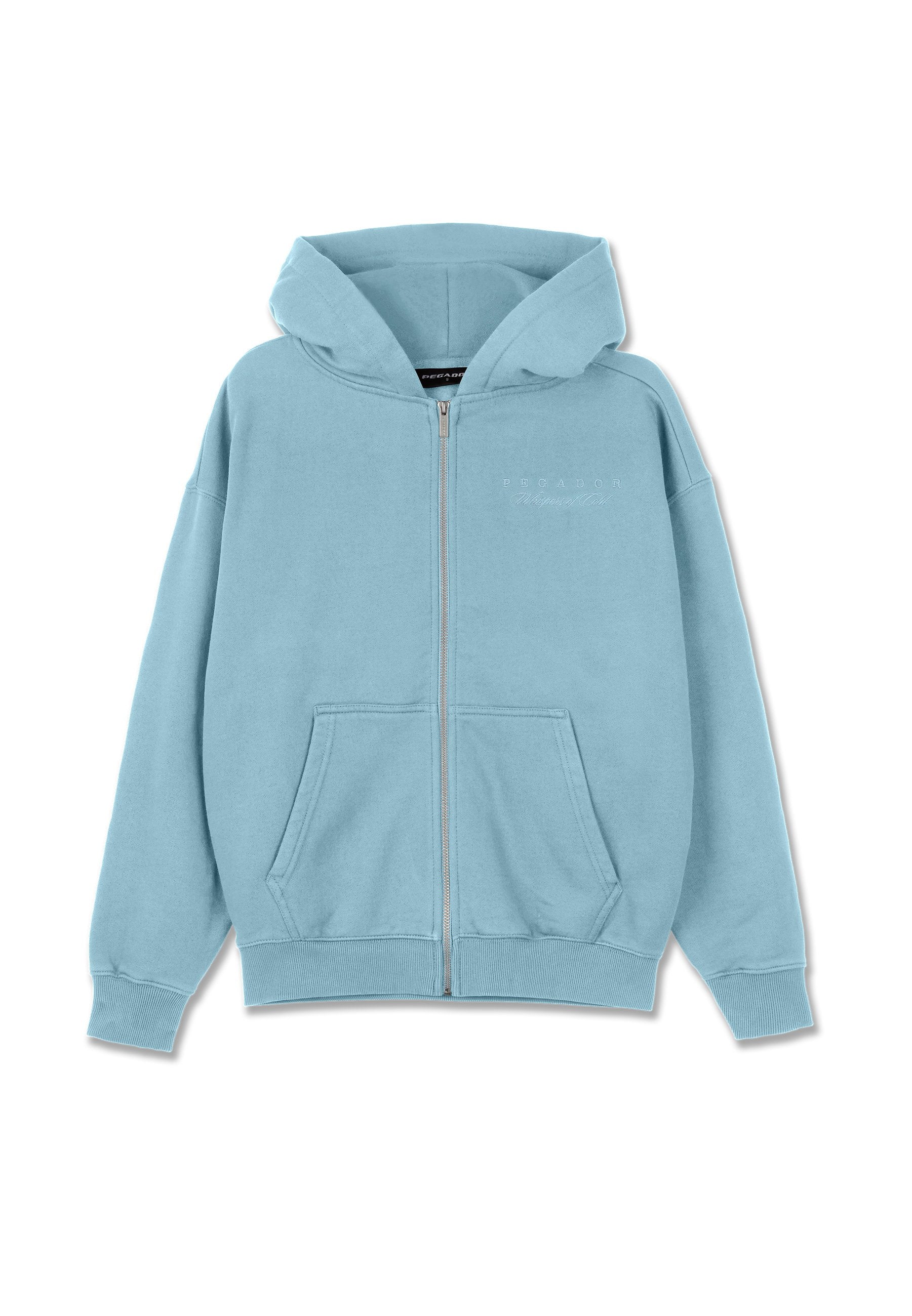 Helle blaue Zip-Hoodie aus weichem Baumwollmaterial, ausgestattet mit Kapuze, Kängurutaschen sowie gerippten Bündchen und Saum. Dezentes Branding auf der Brust.