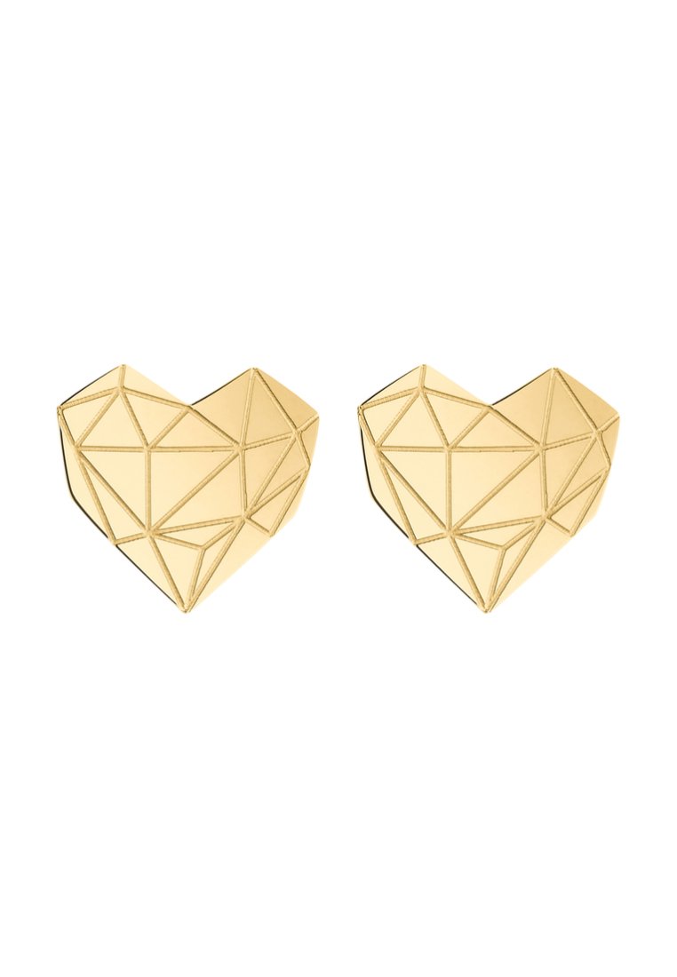 Geometrische herzförmige Ohrringe aus poliertem Goldmetall, die ein facettiertes Design mit feinen dreieckigen Mustern auf der Oberfläche aufweisen.