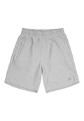 Helle graue Shorts aus strukturiertem Stoff mit einem elastischen Taillenbund, zwei seitlichen Taschen und einem kleinen Logo am unteren Saum.