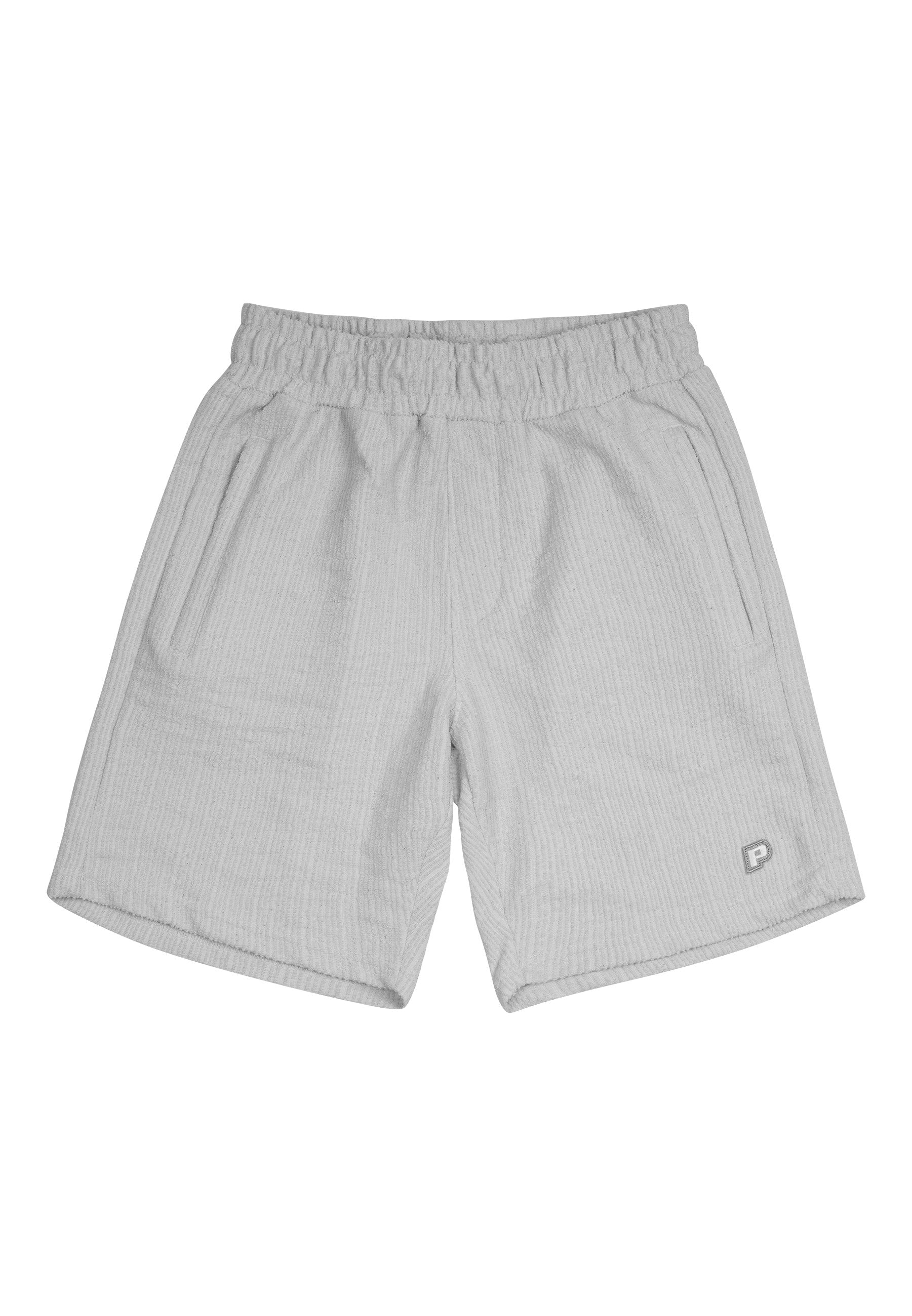 Helle graue Shorts aus strukturiertem Stoff mit einem elastischen Taillenbund, zwei seitlichen Taschen und einem kleinen Logo am unteren Saum.