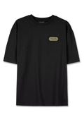 Schwarzes T-Shirt mit kurzen Ärmeln aus Baumwolle, mit einem rechteckigen Logo-Patch in Beige. Einfacher runder Ausschnitt und gerader Saum.