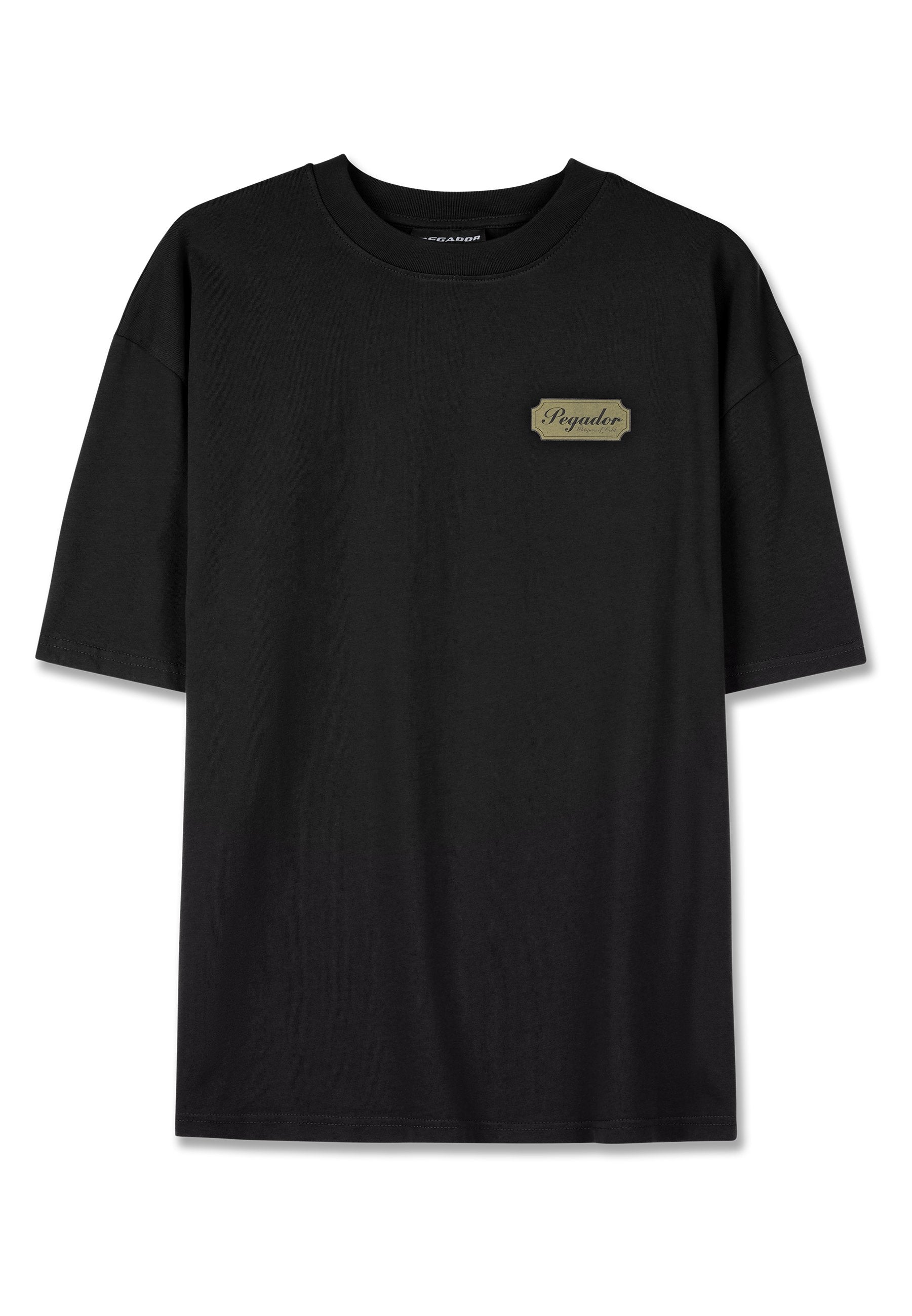 Schwarzes T-Shirt mit kurzen Ärmeln aus Baumwolle, mit einem rechteckigen Logo-Patch in Beige. Einfacher runder Ausschnitt und gerader Saum.