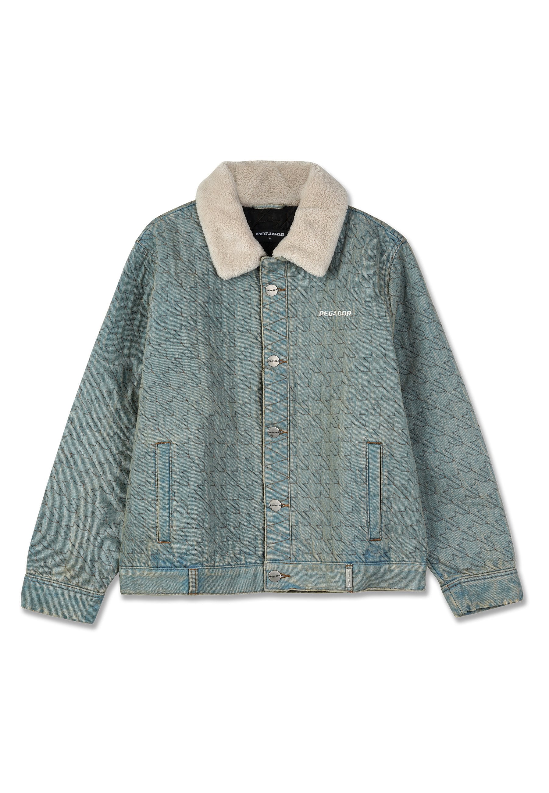 Denimjacke in Hellblau mit Hahnentrittmuster, kuscheligem cremefarbenem Kragen, vorderen Knöpfen und seitlichen Taschen. "PEGADOR"-Logo auf der Brust.