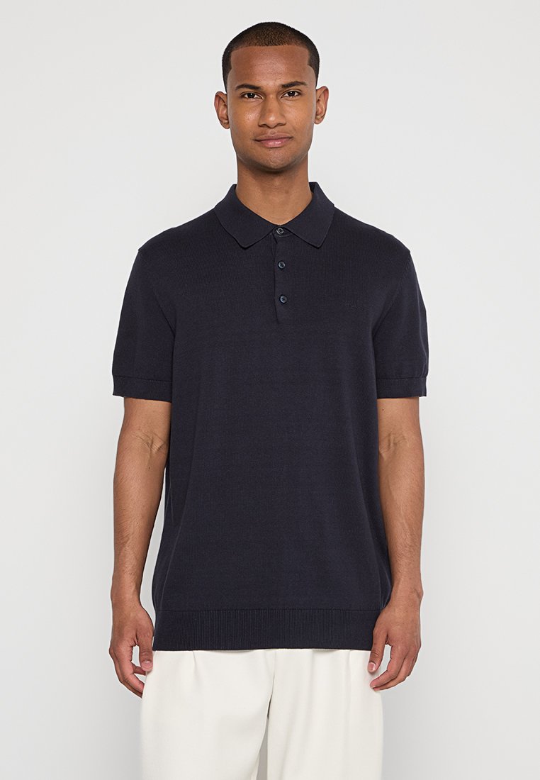 Marineblaues Polo-Shirt mit kurzen Ärmeln, Kragen, Knopfleiste mit drei Knöpfen, gerippter Textur und geradem Saum.