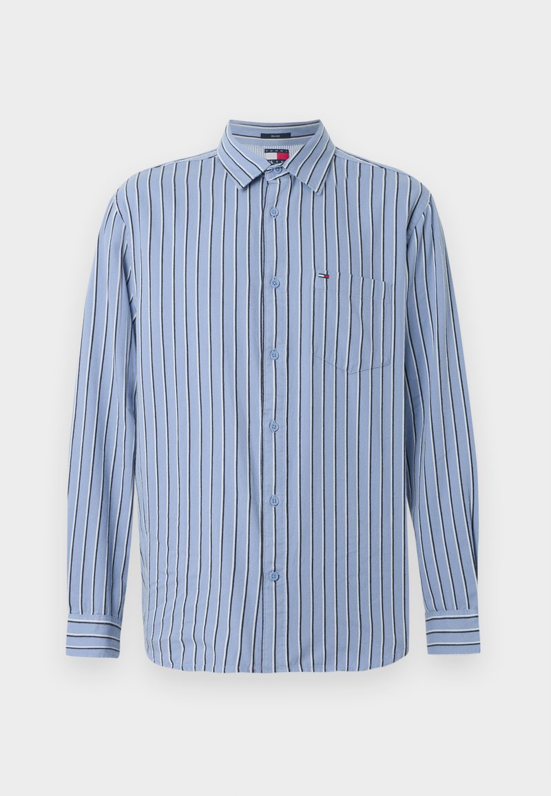 Hellblaues Langarmhemd mit vertikalen weißen und dunkelblauen Streifen, Button-Down-Kragen, Brusttasche und vorderen Knöpfen.