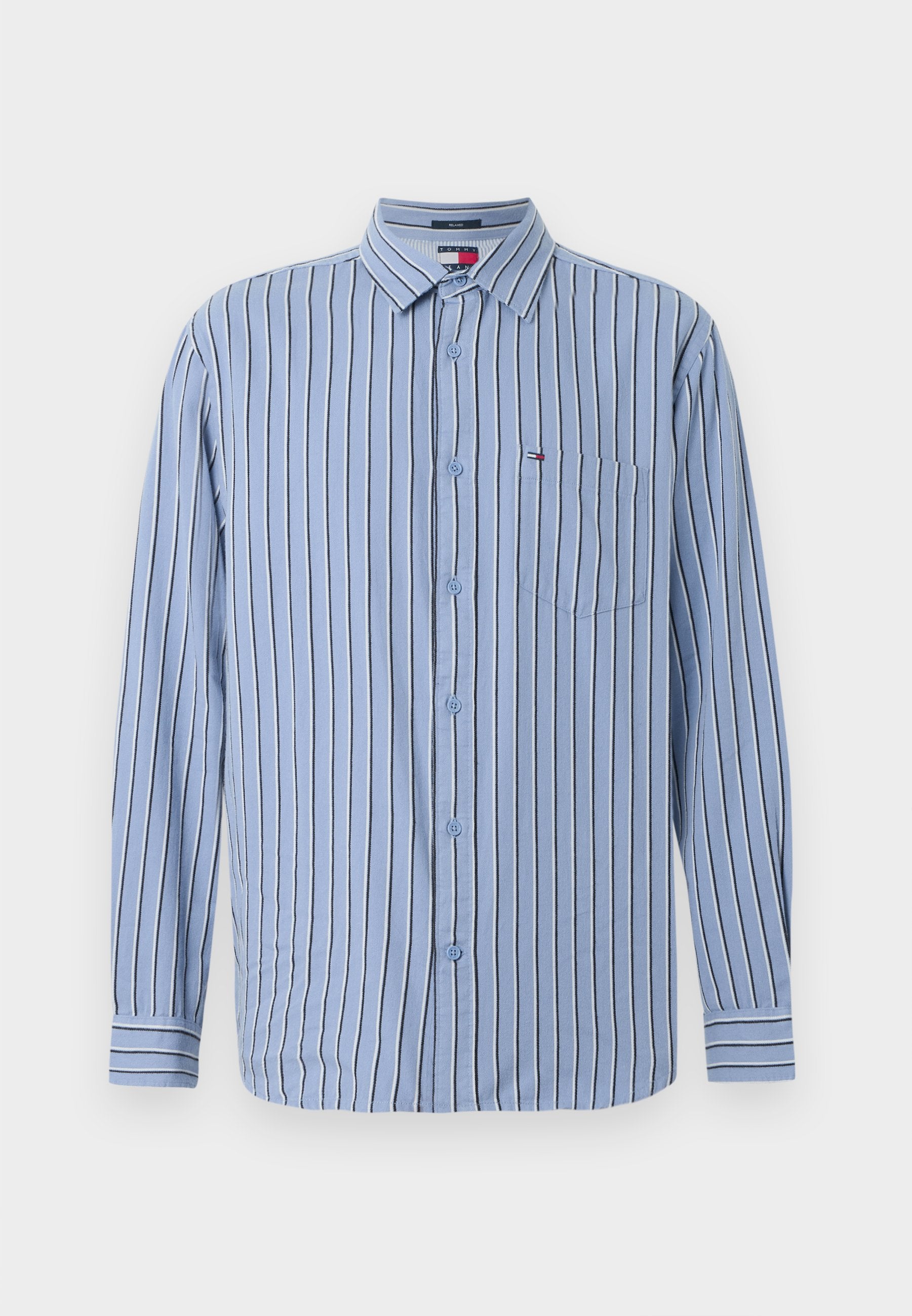 Hellblaues Langarmhemd mit vertikalen weißen und dunkelblauen Streifen, Button-Down-Kragen, Brusttasche und vorderen Knöpfen.