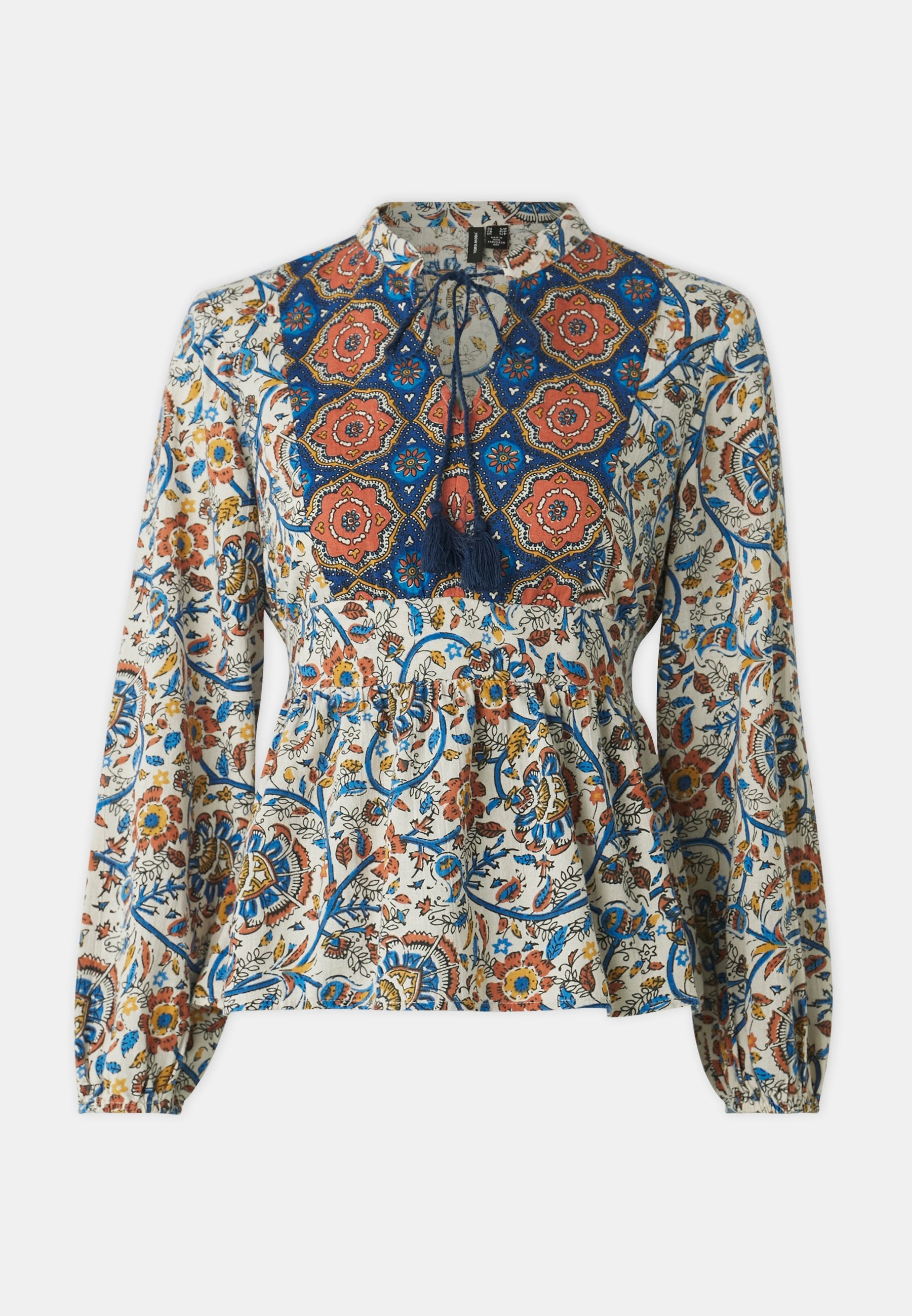Langärmlige Bluse mit einem komplexen floralen Muster in Blau, Orange und Creme, mit einer gerafften Taille und dekorativen Quasten.