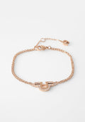 Armband aus Roségold mit einem U-förmigen Anhänger, der mit klaren Strasssteinen verziert ist, gesichert mit einem Karabinerverschluss und einer verstellbaren Kette.