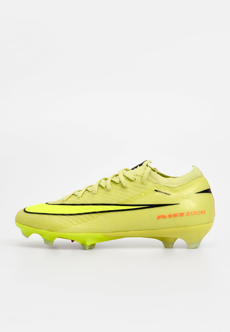 Fußballschuhe, leuchtend gelb mit einer strukturierten Oberseite, schwarzen Akzenten und der Aufschrift „AIR ZOOM“ in Orange an der Ferse. Noppensohle für besseren Halt.