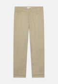 Beige Chinos mit geradem Bein, Gürtelschlaufen, vorderem Knopf- und Reißverschluss, sowie schrägen Seitentaschen.